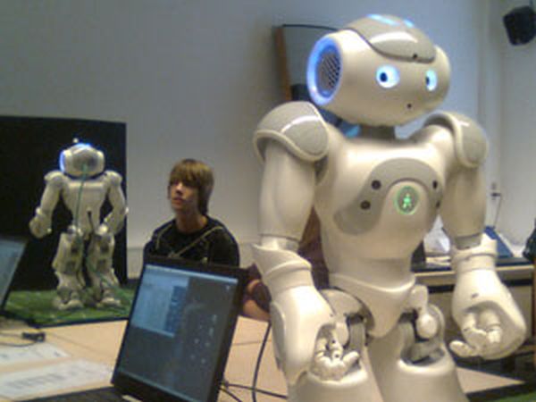 Schüler lassen humanoide Roboter Tore schießen