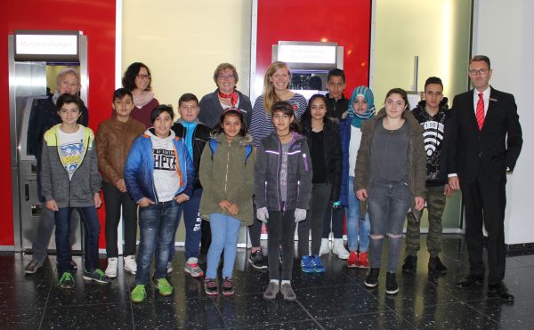 Internationale Klasse besucht Kreissparkasse