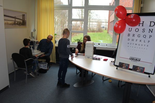 Gute gesunde Schule: Die Osterrath-Realschule führt Sehtest durch